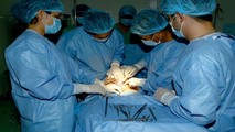 Các bác sĩ bệnh viện Trung ương Huế thực hiện ca phẫu thuật cứu sống mẹ con sản phụ Trần Thị T. (trú tại tỉnh Quảng Bình).