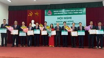 Ông Trương Công Lân - Giám đốc Chi nhánh NHCSXH tỉnh Thừa Thiên Huế trao thưởng cho các tập thể có thành tích xuất sắc năm 2020