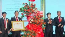 Lãnh đạo thị xã Hương Thủy đón nhận bằng công nhận hoàn thành nhiệm vụ xây dựng nông thôn mới của Thủ tướng Chính phủ.