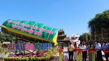 Đồng Tháp mở đòn bánh tét khổng lồ chiều dài 6m