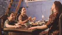 Hồng Minh và Ngọc Hà trong 1 cảnh của MV Mẹ tôi
