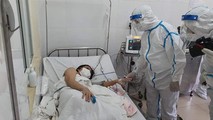 Bác sĩ động viên thăm hỏi sản phụ sau khi ca mỗ bắt con thành công
