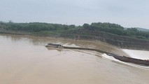 Tàu chở đoàn cán bộ Sở GTVT gặp nạn, bị mắc kẹt giữa dòng sông (Ảnh ND)