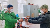Anh Đặng Hồng Quảng tự nguyện giao nộp 05 hộp pháo hoa nổ tại cơ quan Công an