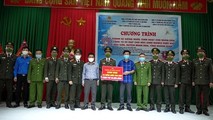 Phòng Tổ chức cán bộ, Công an Quảng Bình trao món quà Tết hết sức ý nghĩa đến với xã nghèo biên giới.