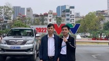 Thầy Nguyễn Hữu Tài, giáo viên chủ nhiệm lớp 11A5 và Quốc Thái trước cổng Đài Truyền hình Việt Nam.