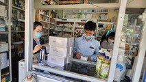 Kiểm tra test nhanh COVID-19 tại nhà thuốc Nga Sơn tại chợ Đồng Phú (TP. Đồng Hới).