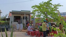 Chính quyền địa phương và người dân đến chia buồn cùng gia đình.