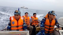 Cán bộ kỹ thuật của VNPT và lực lượng Cảnh sát Biển cùng tuần tra một số vùng biển có cáp quang đi qua.