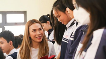 Mỹ Tâm trao học bổng cho học sinh khó khăn ở vùng cao