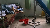 Một nhân viên y tế ở Trạm Y tế ở Đà Nẵng làm việc đến kiệt sức