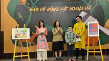 Bức tranh "Tê tê vô tội" (bên phải ảnh) được trao giải Nhất cuộc thi.