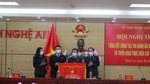 Bà Trần Thị Phương Hoa - Phó Tổng cục trưởng Tổng cục Thi hành án dân sự trao “Cờ Thi đua ngành Tư pháp” năm 2021 cho tập thể Cục THADS Nghệ An