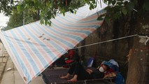 Giấc ngủ chập chờn của một người đàn ông khi có người thân đang điều trị COVID-19