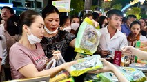 Nhiều gia đình cùng thưởng thức đặc sản, ẩm thực của Hà Nội ngay tại các gian hàng.
