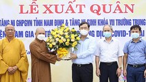 Ông Phạm Gia Túc, Ủy viên BCH Trung ương Đảng, Bí thư Tỉnh ủy tặng hoa và quà đoàn tăng, ni tình nguyện tham gia hỗ trợ phòng, chống dịch COVID-19 tại tỉnh Long An.