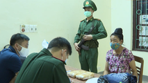 Đối tượng Lò Thị Thanh cùng tang vật tại cơ Bộ đội Biên phòng tỉnh Điện Biên.