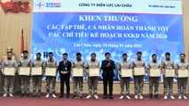 Ông Bùi Xuân Thành - Giám đốc PC Lai Châu (thứ 6, phải sang) trao Giấy khen cho các công nhân lao động giỏi năm 2020