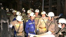 Chủ tịch TKV Lê Minh Chuẩn (áo xanh) thăm lực lượng công nhân làm việc trong hầm lò