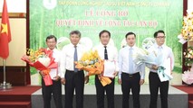Ông Đỗ Hữu Huy - Phó Chủ tịch Ủy ban quản lý vốn Nhà nước tại doanh nghiệp (thứ 2, phải sang) chúc mừng 3 tân Phó TGĐ