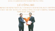 Ông Nguyễn Long Hải - Bí thư Đảng ủy Khối Doanh nghiệp TƯ trao quyết định chuẩn y Bí thư Đảng ủy Mobifone cho ông Nguyễn Hồng Hiển 