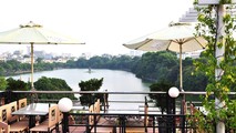 Một cửa hàng nhìn thẳng ra Hồ Gươm (Hà Nội)