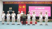 Đại tá Lê Văn Vũ, Phó Giám đốc Công an tỉnh Thừa Thiên Huế trao quyết định cho các Trưởng Công an các phường thuộc TP Huế vừa được thành lập.