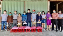 Trưởng Văn phòng đại diện Báo PLVN khu vực Bình Trị Thiên cùng đại diện Công ty Cổ phần mỏ đá Khe Diều và đại diện Công ty Cổ phần Đầu tư Sài Gòn – Huế trao quà cho người dân thôn Thuỷ Yên Hạ.