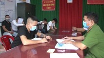 Công an TP.Huế lấy lời khai các đối tượng.