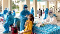 Test nhanh kháng nguyên COVID-19 cho sinh viên trước khi quay trở lại trường.