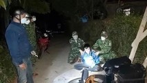 Các lực lượng bắt quả tang đối tượng vận chuyển pháo lậu.