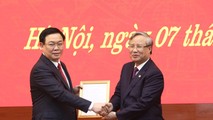 Thường trực Ban Bí thư Trần Quốc Vượng (bên phải) trao Quyết định của Bộ Chính trị phân công Phó Thủ tướng Vương Đình Huệ (bên trái) làm Bí thư Thành ủy Hà Nội nhiệm kỳ 2015-2020