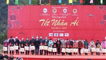 Các gia đình chính sách, người nghèo, nạn nhân chất độc da cam tại huyện Bắc Sơn nhận quà "Tết Nhân ái 2022"