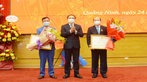 Bí thư tỉnh Quảng Ninh Nguyễn Xuân Ký thừa ủy quyền Chủ tịch nước trao danh hiệu Thầy thuốc Nhân dân cho các cá nhân.