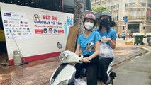 Ngoài việc phụ giúp nấu nướng, bộ đôi Hoa, Á hậu còn làm shipper giao cơm.