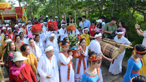 Nghi thức rước kiệu lên tháp Poshanu trong dịp lễ hội Katê ở tỉnh Bình Thuận - Ảnh: ĐỨC TRONG 