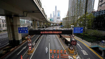 Thượng Hải vắng vẻ vào cuối tháng 3 khi lệnh hạn chế đi lại được thực hiện. Đến nay, thành phố gần 26 triệu dân gần như vẫn bị phong toả. Ảnh: Reuters