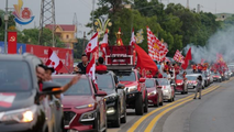 Đoàn xe của cổ động viên khắp cả nước đổ về diễu hành trên tuyến đường Việt Trì, Phú Thọ ngày 8/5. Ảnh: PV