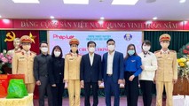 Đoàn cơ sở Báo Pháp luật Việt Nam đã phối hợp cùng Đoàn cơ sở phòng CSGT-CA TP HN và Quỹ Trao tặng Yêu thương chuẩn bị và trao tặng 81 suất quà cho các hộ gia đình cận nghèo của quận Hoàn Kiếm.