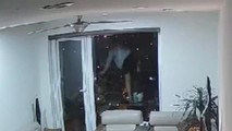 Hình ảnh cháu bé 16 tuổi tự tử được camera ghi lại.