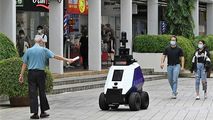 Được trang bị bảy camera, một robot Xavier ở Singapore đưa ra cảnh báo cho công chúng và phát hiện "hành vi xã hội không mong muốn".