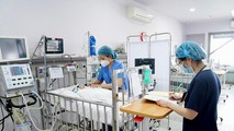 Hiện trẻ đang được chăm sóc tích cực, thở máy, duy trì thuốc hỗ để đảm bảo tình trạng tuần hoàn và hô hấp tại khoa Nội Tim mạch, Trung tâm Tim mạch, Bệnh viện Nhi Trung ương. Ảnh: