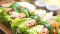 Món cuốn tôm hành với màu sắc bắt mắt