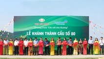 Các đại biểu cắt băng khánh thành cầu số 80.