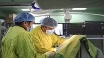 Ê-kíp thực hiện đặt máy tạo nhịp vĩnh viễn.
