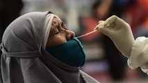 Nhân viên y tế lấy mẫu xét nghiệm Covid-19 cho người dân tại Jakarta, Indonesia ngày 22/12.
