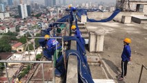 Các công nhân phá dỡ phía bên ngoài tầng 18 hôm 16/5. Ảnh: Ngọc Nga