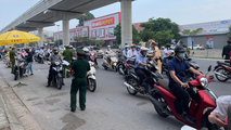 Lực lượng chức năng kiểm tra giấy đi đường của người dân. Ảnh: Mỵ Châu