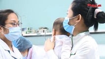Bản tin Y tế: Chuyên gia 'mách' cách phòng bệnh viêm đường hô hấp cho trẻ khi giao mùa
