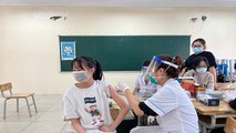 Các em học sinh đều vui mừng khi được tiêm